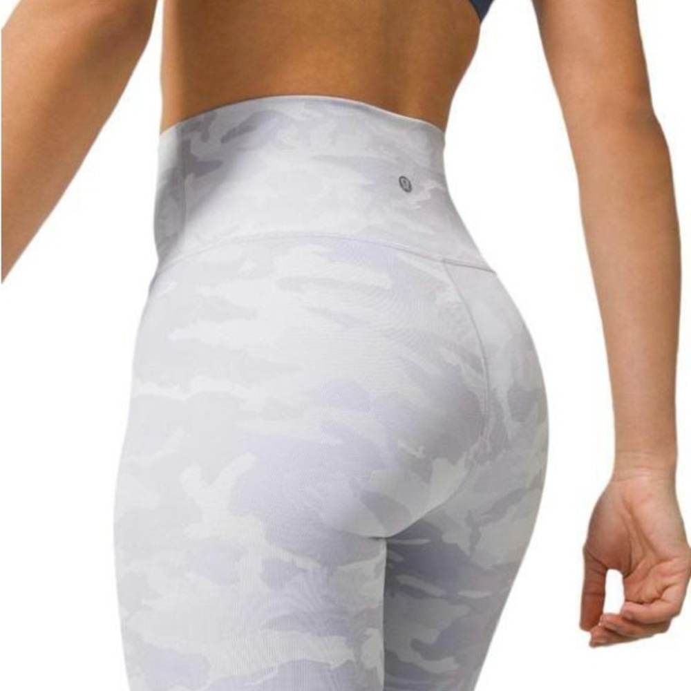 Lululemon Wunder Under HR Biker Short in Alpine White Camo, Sz 8
